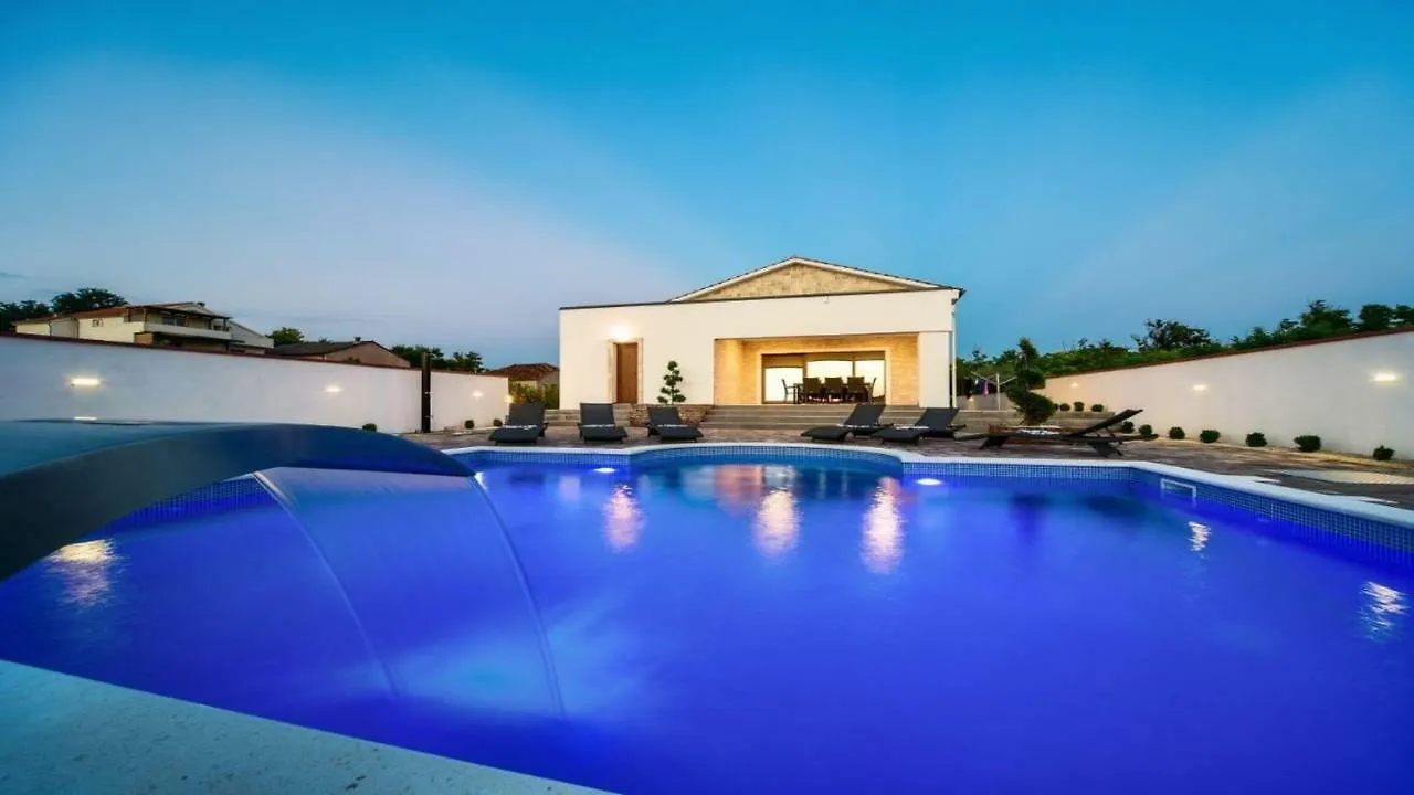 Villa Mary With Pool And Sauna, Near The Town Nin Privlaka